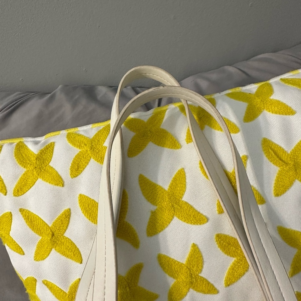 Steve Madden Cream Tote Bag with Quilted Design - Picture 3 of 8